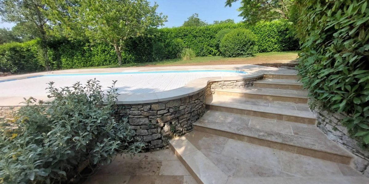 alemps-fils-amenagement-exterieur-terrasse-piscine-escalier-pierre-piscine-09