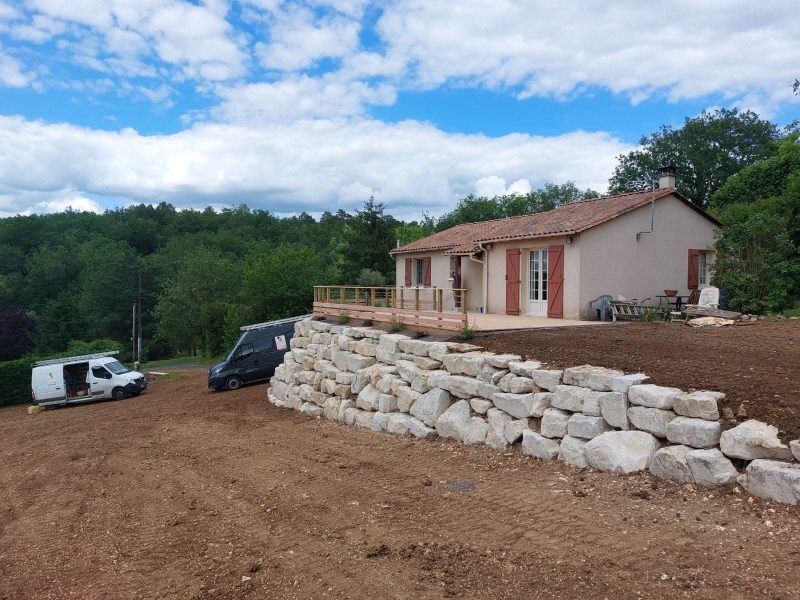 alemps-fils-amenagement-exterieur-terrasse-piscine-mur-pierre-terrasse-bois-renovee-25