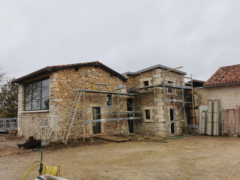 alemps-fils-construction-renovation-maison-perigord-facade-pierre-renovation-echafaudage-25